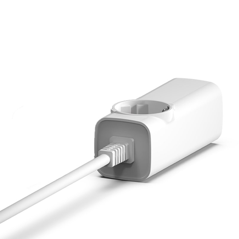 Extensão elétrica branca com tomada e conector de cabo