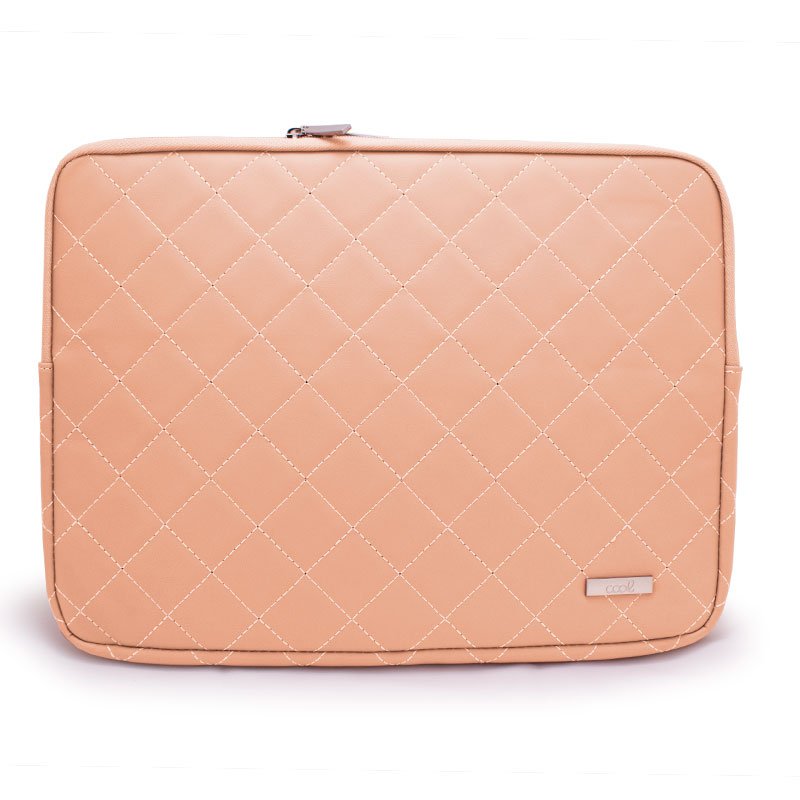 Cool | Capa para laptop/tablet 13-15 polegadas COOL Epsilon Nude Capa de proteção para portátil cor de salmão claro com padrão de costura em losangos e fecho metálico.