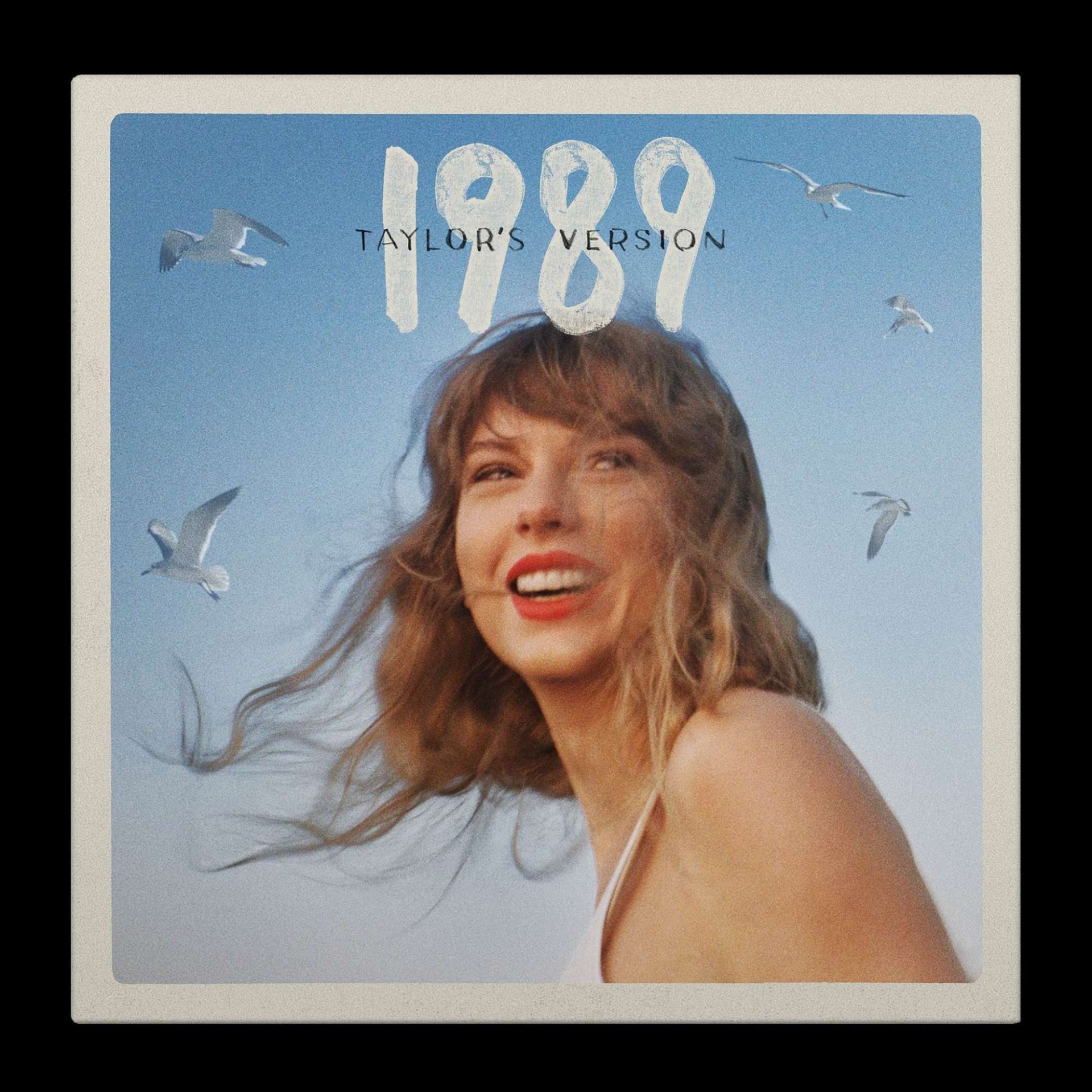 Taylor Swift - 1989 (Taylor's Version) (Crystal Skies Blue Vinyl) Capa de álbum com mulher sorridente, céu azul, gaivotas e textos '1989' e 'TAYLOR'S VERSION'.