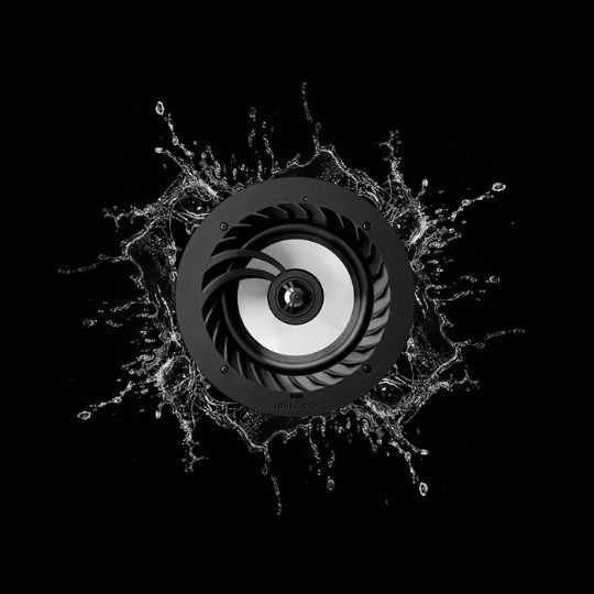 Ventoinha circular preta com salpicos de água no fundo preto