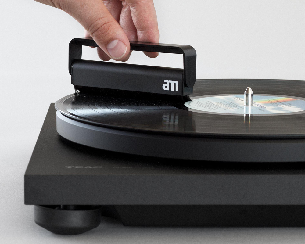 Escova Antiestática Crosley para Vinil – Limpeza Profunda com Proteção Total Prato giratório preto para vinil com braço de leitura minimalista e logo 'am'