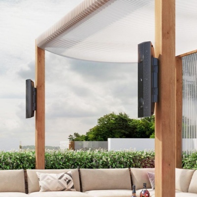 Estrutura de madeira com toldo translúcido e sofá bege num espaço exterior