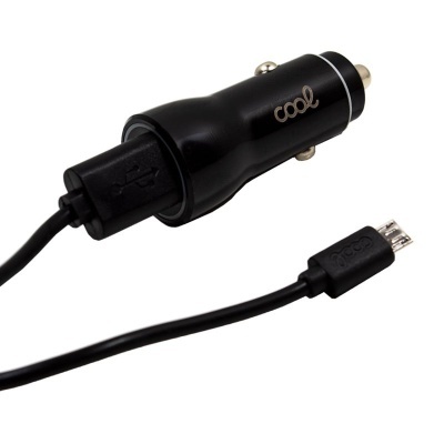 Carregador de carro preto com cabo USB e conector micro-USB