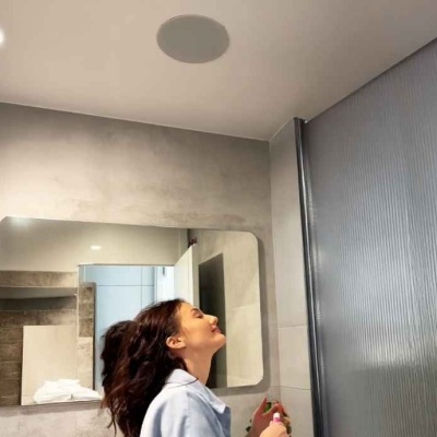 Espelho de parede retangular com cantos arredondados numa casa de banho moderna