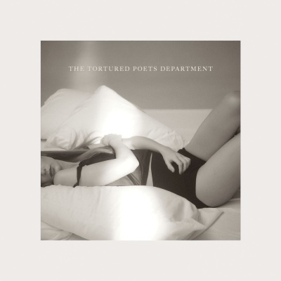 Capa de álbum preto e branco com mulher deitada na cama e texto THE TORTURED POETS DEPARTMENT