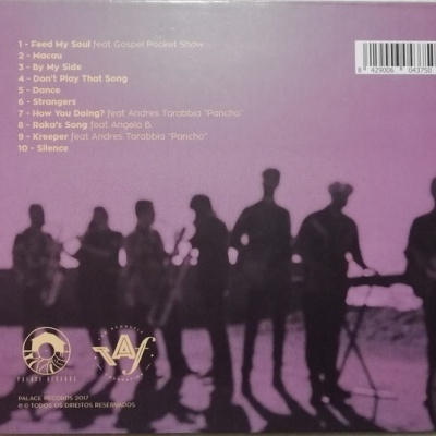 Capa traseira de CD roxa com silhuetas e lista de faixas