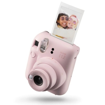 Câmara instantânea rosa Fujifilm Instax Mini 12 a imprimir uma fotografia de duas pessoas.