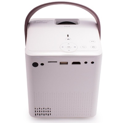 Projetor portátil branco com botões superiores, várias portas e alça marrom