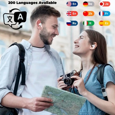 Casal jovem com auriculares brancos segurando mapa e câmara em ambiente urbano