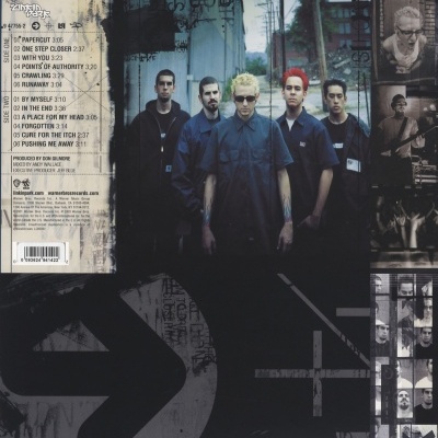 Capa de álbum musical com foto da banda e texto das faixas