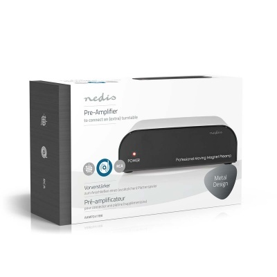 Pré-amplificador Nedis com design metálico e indicador de energia vermelho em embalagem branca e preta.