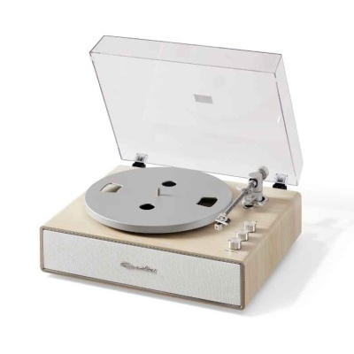 Toca-discos em madeira clara com tampa transparente aberta e grelha de altifalante branca