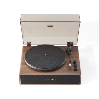 Gira-discos Crosley em madeira clara com tampa transparente e prato preto