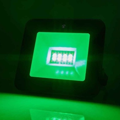 Refletor LED quadrado a emitir luz verde