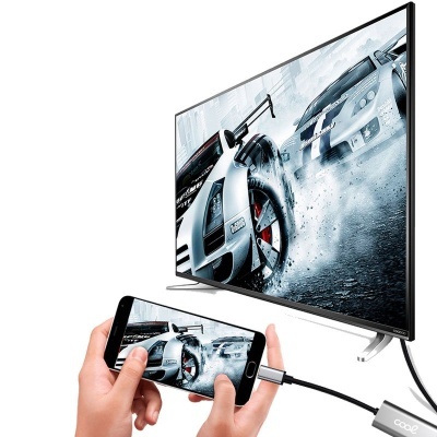 Televisão de ecrã plano ligada a smartphone exibindo jogo de carros de corrida