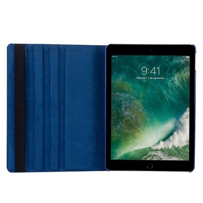 Tablet numa capa rígida azul com ranhuras para cartão aberta.