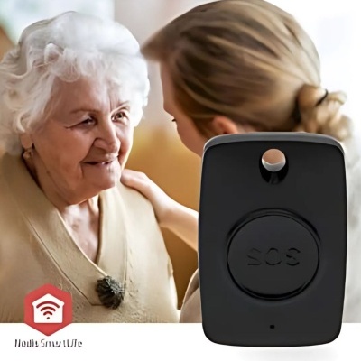 Dispositivo SOS preto com botão grande em contexto de cuidado a idosa