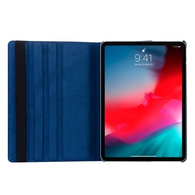 Tablet com capa azul aberta mostrando ecrã ligado e compartimentos para cartões