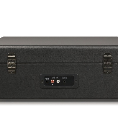 caixa preta retangular com textura de couro e painel de conexões