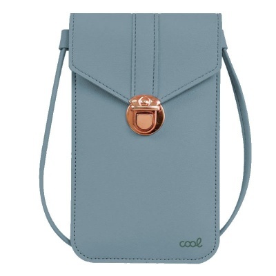 Bolsa pequena azul clara com fecho dourado e alça fina