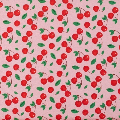 Padrão de cerejas vermelhas com folhas verdes sobre fundo cor-de-rosa texturizado