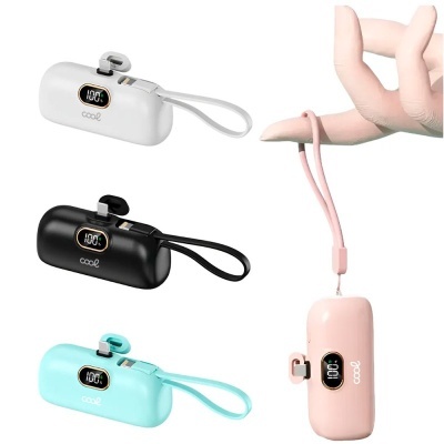 Power banks portáteis em branco, preto, azul claro e rosa com ecrã digital e correia de pendurar