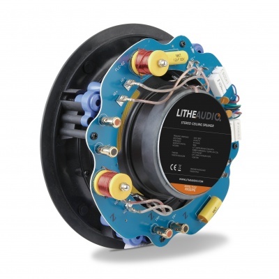 Coluna acústica de teto estereofónica Lithe Audio com componentes e etiquetas visíveis