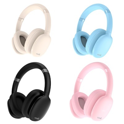 Ausculadores sem fios over-ear em creme, azul, preto e rosa com marca 'code'