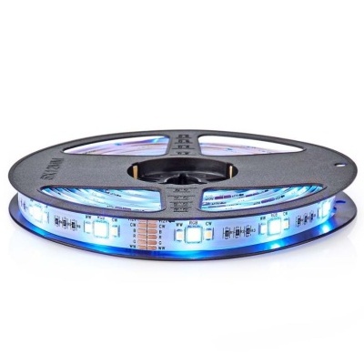 Rolo de fita LED RGB azul em bobina preta.