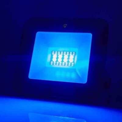 Projetor LED emitindo luz azul intensa