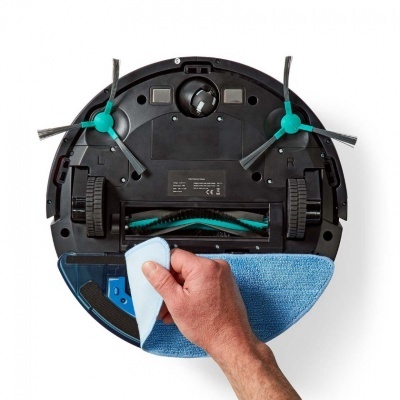 Parte inferior de aspirador robô preto a ser limpa com pano azul e branco.