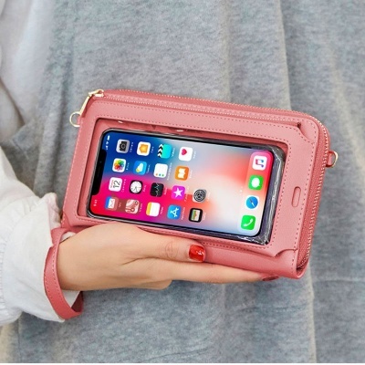 Bolsa de mão rosa com visor transparente e smartphone visível