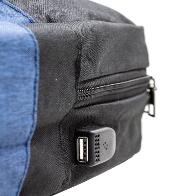 mochila azul e preta com cabo USB embutido