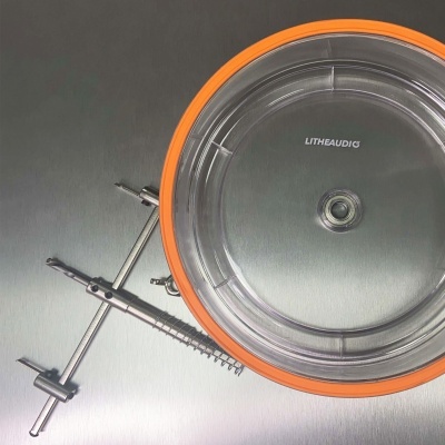 Prato giratório de micro-ondas transparente com borda laranja e suportes metálicos