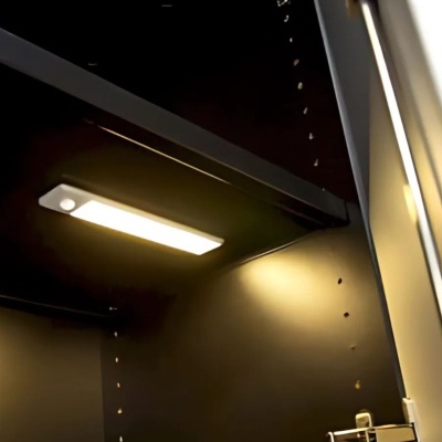 Luz LED branca dentro de armário preto com dobradiça metálica