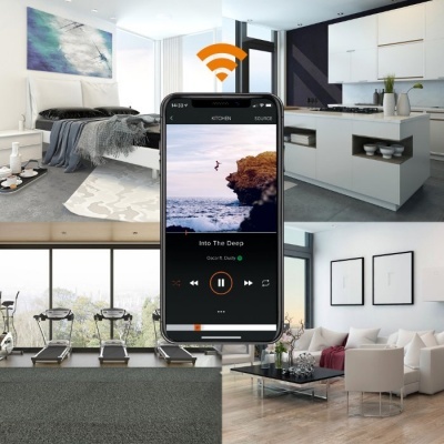 Imagem de quatro espaços interiores com smartphone ao centro mostrando aplicação de música.