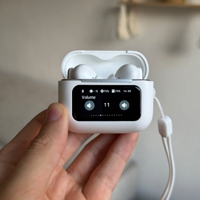 auscultadores sem fios brancos na caixa de carregamento com visor digital e indicador de volume