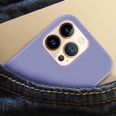 Smartphone com capa lilás manchada no bolso de jeans azul escuro