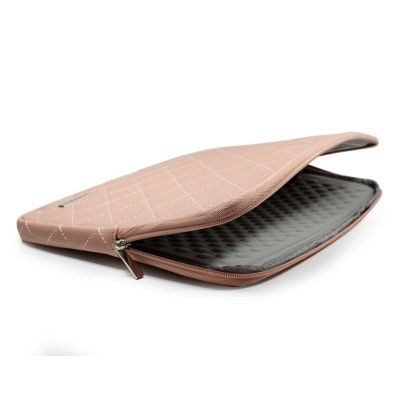 Capa bege para portátil com interior acolchoado cinzento aberta