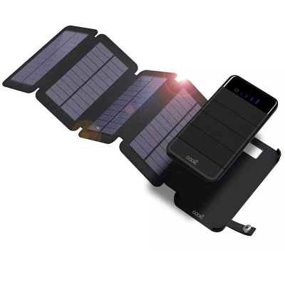 Carregador solar portátil preto com power bank e painéis solares dobráveis