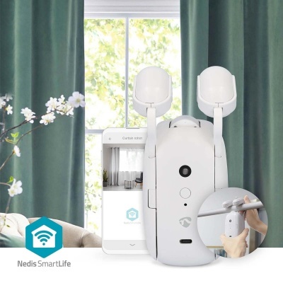 Aparelho automatizado branco para cortinas Nedis SmartLife em sala com cortinas verdes.