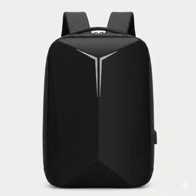 Mochila preta rígida com detalhes geométricos e alças acolchoadas