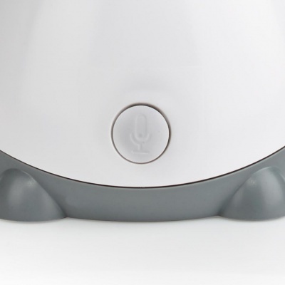 Aparelho branco e cinzento com botão de microfone