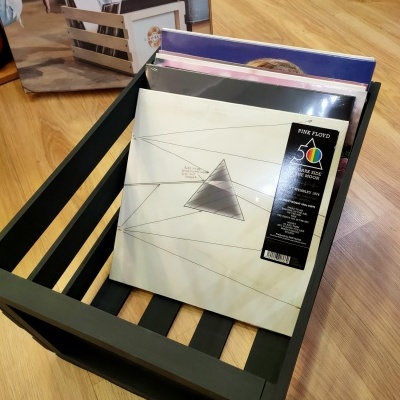 Caixa preta com discos de vinil, destaque para Pink Floyd The Dark Side of the Moon.
