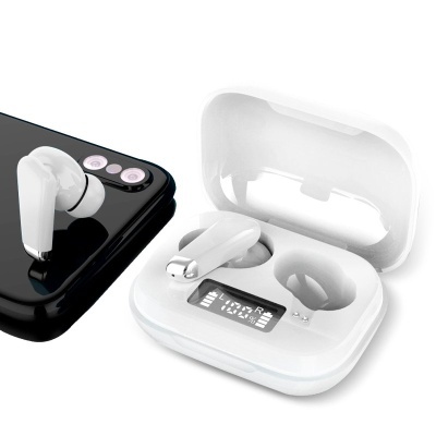 Auriculares sem fios com estojo branco e smartphone preto