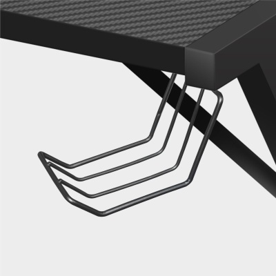 Suporte de metal preto com três ganchos em U fixado em estrutura cinza com padrão entrelaçado