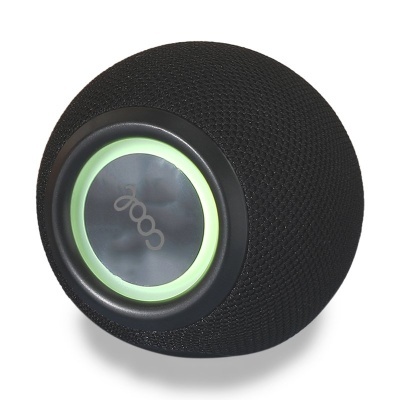 Coluna portátil preta redonda com textura em malha e detalhe luminoso verde