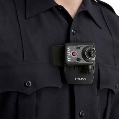 Câmara de vídeo preta Muvi presa em camisa preta.