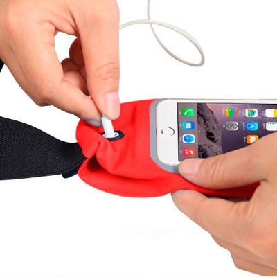 Bolsa vermelha com cinta preta e smartphone a ser colocado, fundo branco