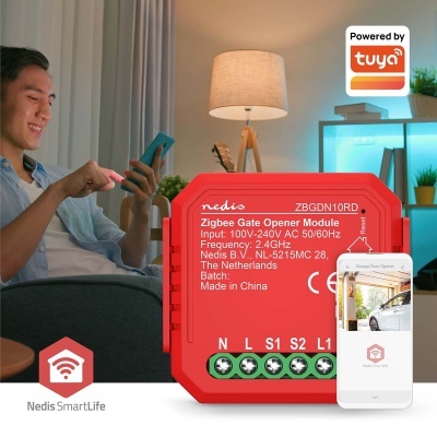 Módulo aberto de portão Zigbee vermelho Nedis com smartphone e pessoa numa sala